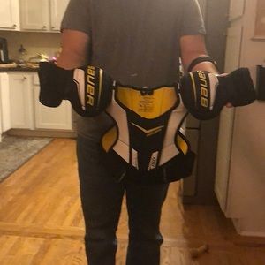 Bauer Youth Small Hockey Shoulder Pads Excellent Condition